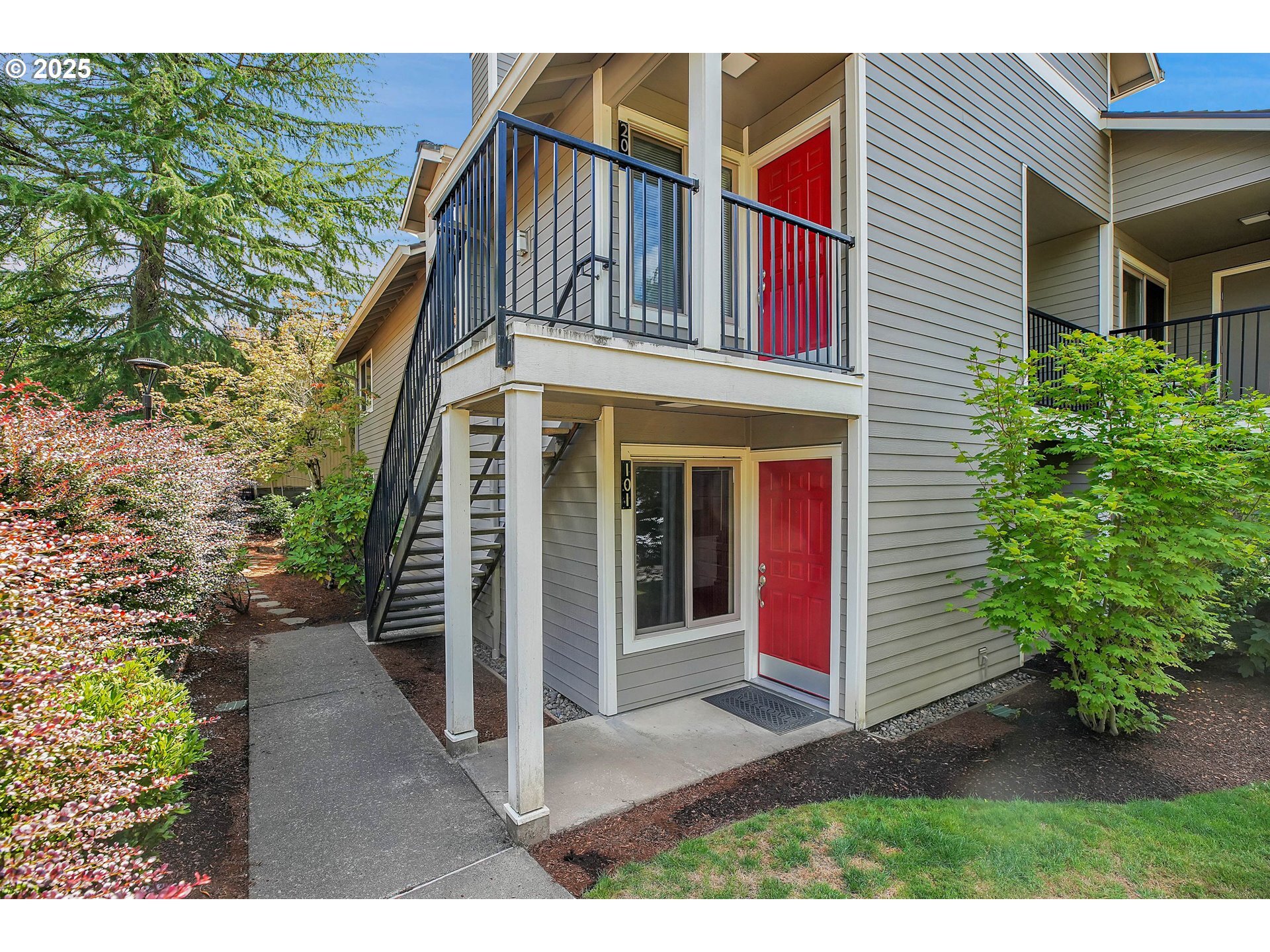 Property Photo: 86 Kingsgate Rd F101 OR 97035