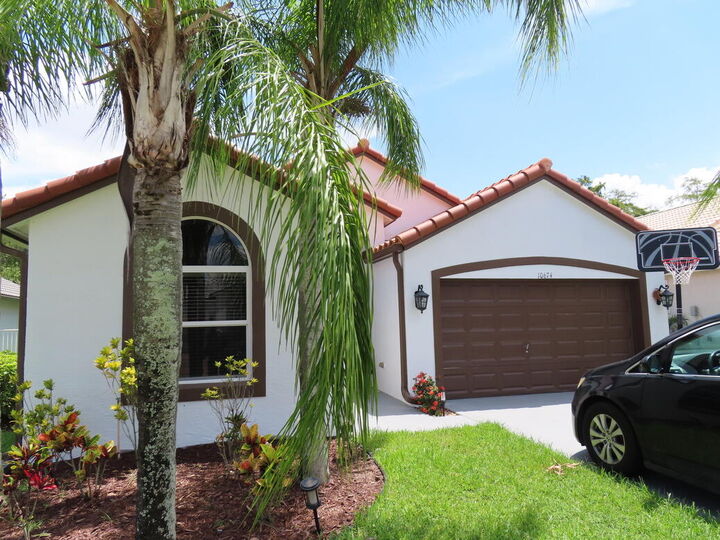 Property Photo: 10674 Oak Bend Way FL 33414