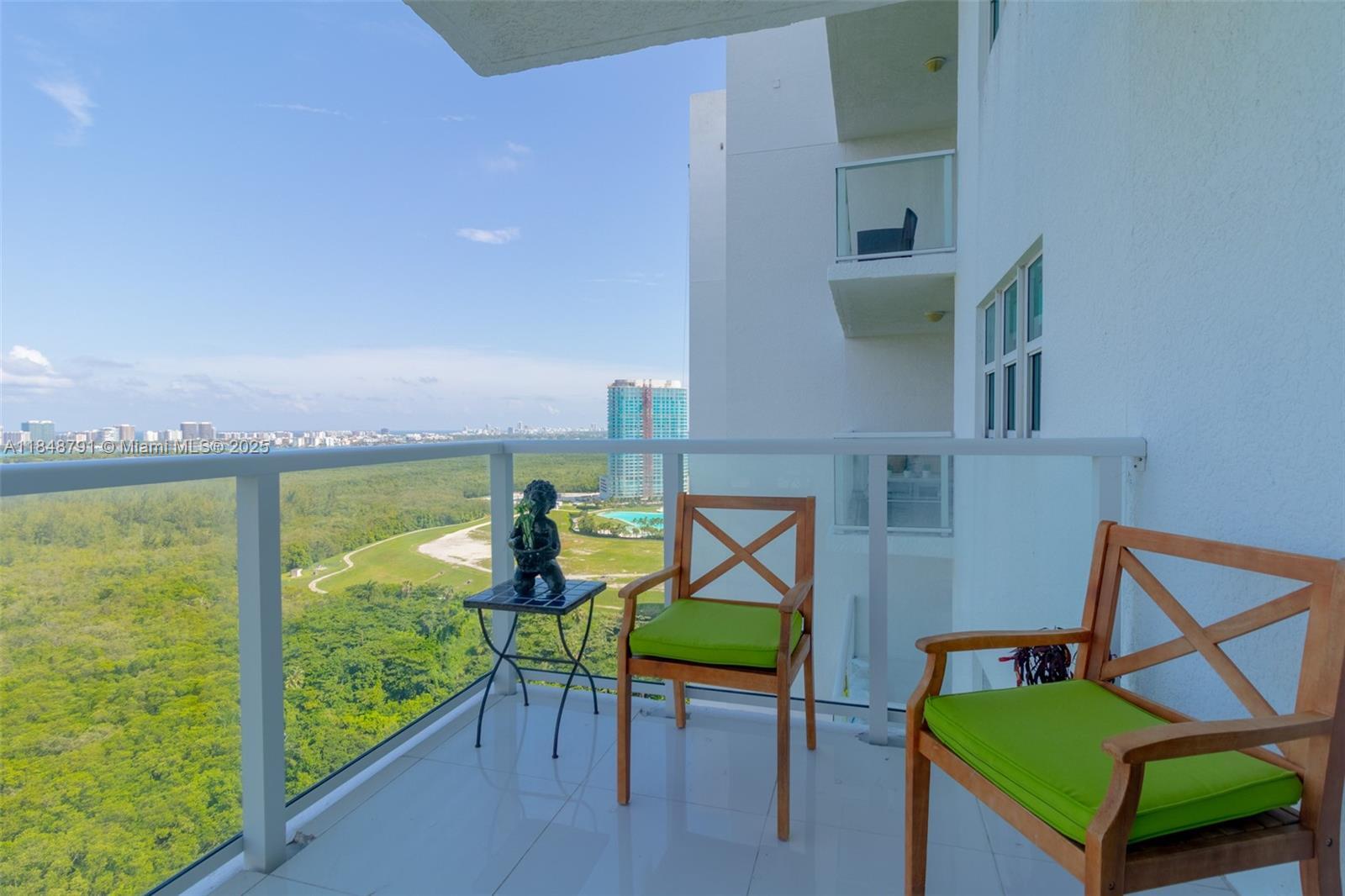 Property Photo: 14951 Royal Oaks Ln 2506 FL 33181