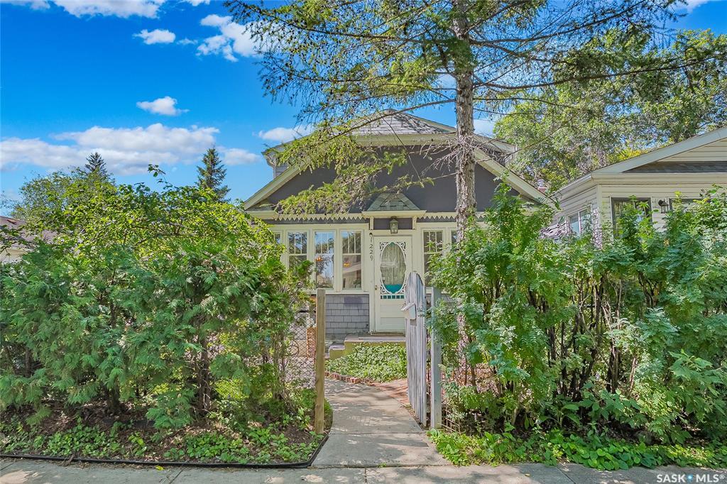 1229 B Avenue N  Saskatoon SK S7L 1G4 photo
