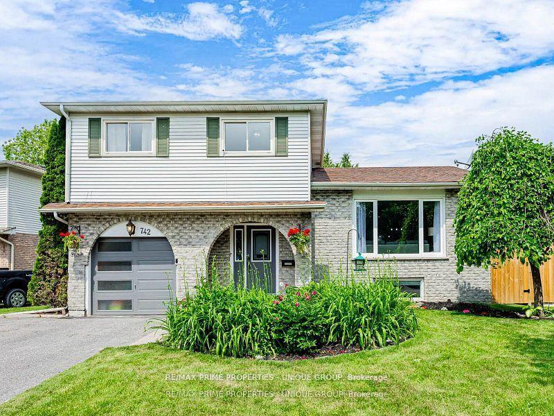 Property Photo: 742 Greenbriar Drive ON L1G 7J6
