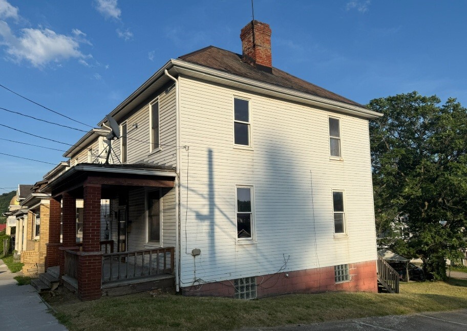 Property Photo: 146 E College St PA 15317