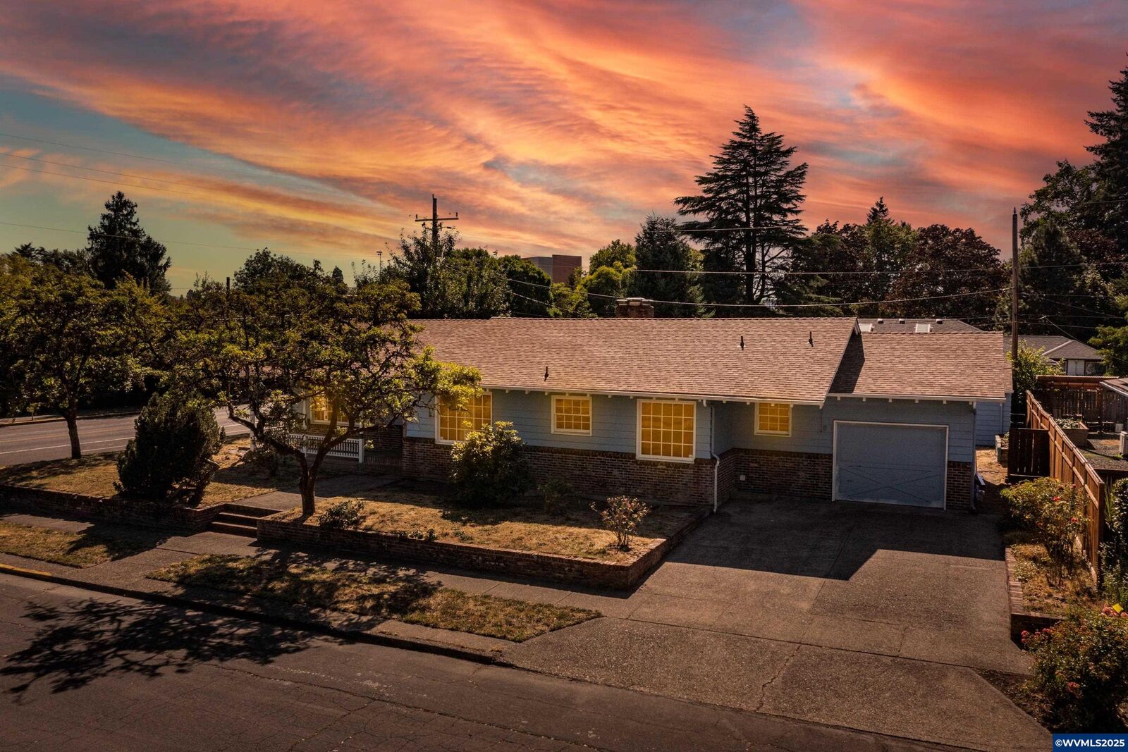 Property Photo: 1100 NW Dixon St OR 97330