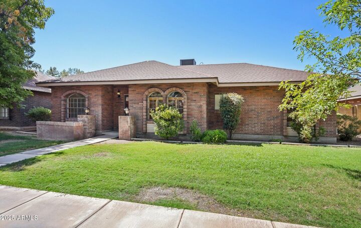 Property Photo: 823 E Lexington Avenue AZ 85234