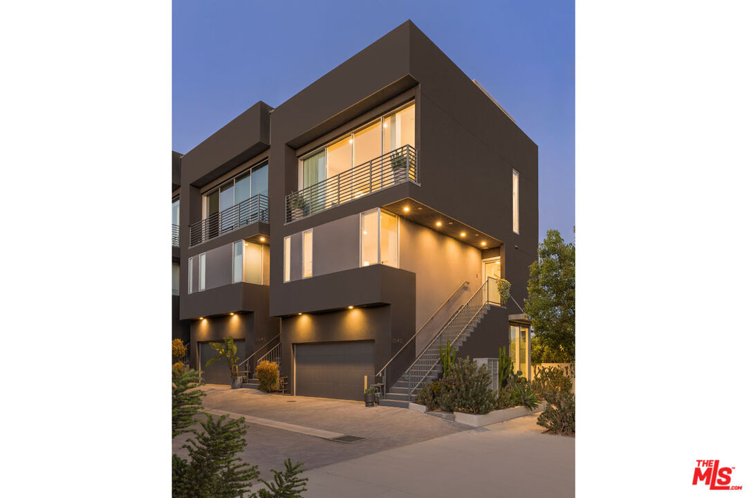 Property Photo: 3543 Casitas Ave CA 90039
