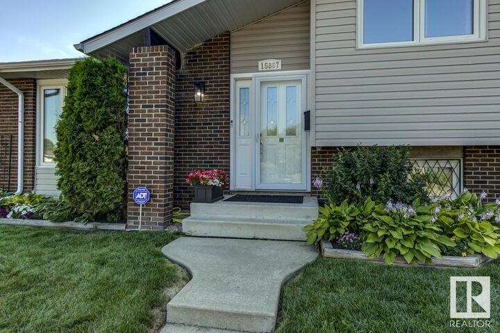 15807 114 Street NW  Edmonton AB T5X 2V2 photo