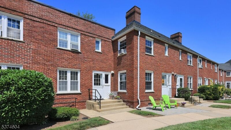 Property Photo:  27 Parkway Vlg  NJ 07016 