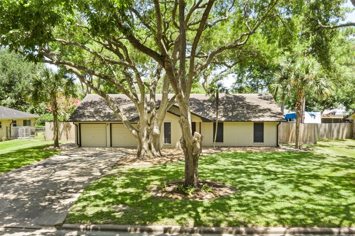 Property Photo: 112 E Wildwinn Drive TX 77511