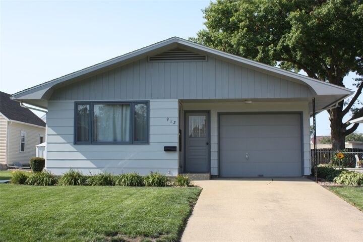 912 Franklin Street  Pella IA 50219 photo