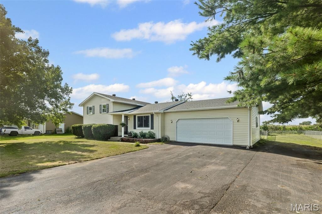 Property Photo:  1920 W County Road  IL 62052 