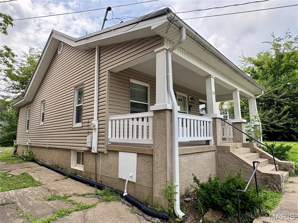 Property Photo: 429 S West End Boulevard MO 63703