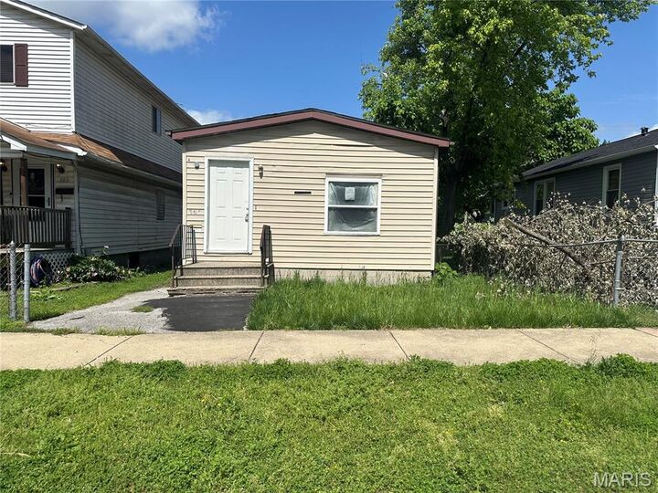 Property Photo:  305 Meredocia Street  IL 62060 