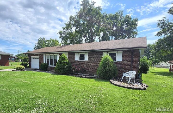 Property Photo:  7 Robin Court  IL 62040 