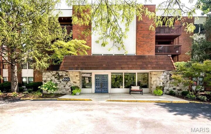 590 Sarah Lane 303  St Louis MO 63141 photo