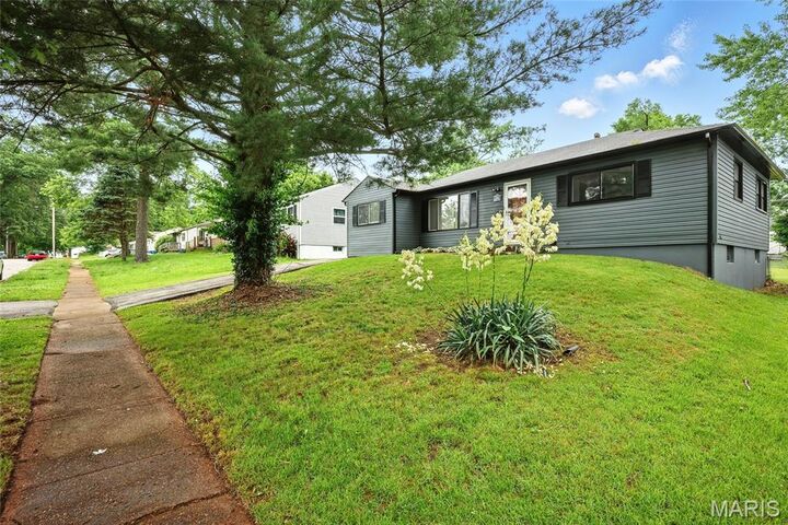 Property Photo:  1005 Edgehill Drive  MO 63135 