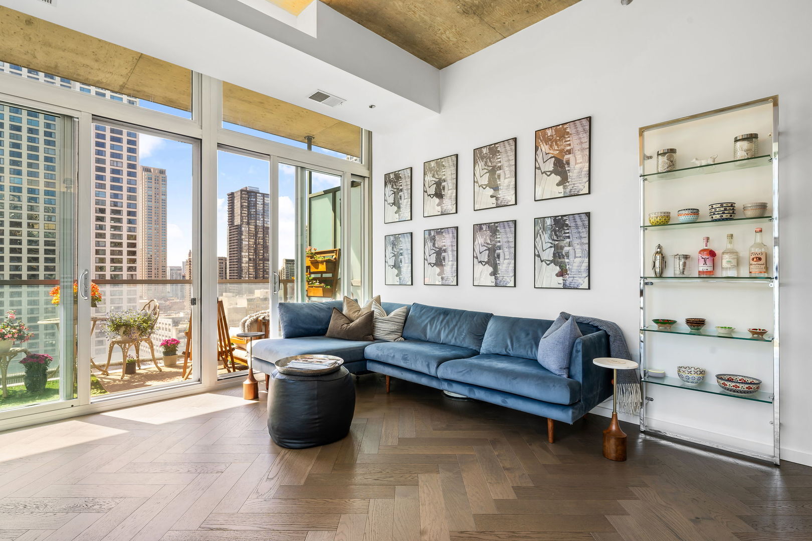 Property Photo: 550 N Saint Clair Street 1904 IL 60611