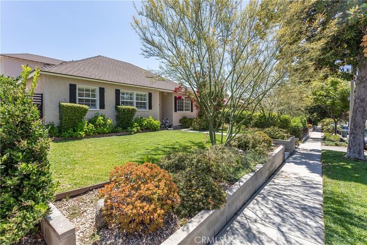 Property Photo:  2958 N Buena Vista Street  CA 91504