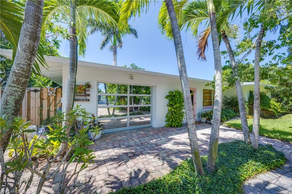 Property Photo:  1304 Milano Dr  FL 34103 