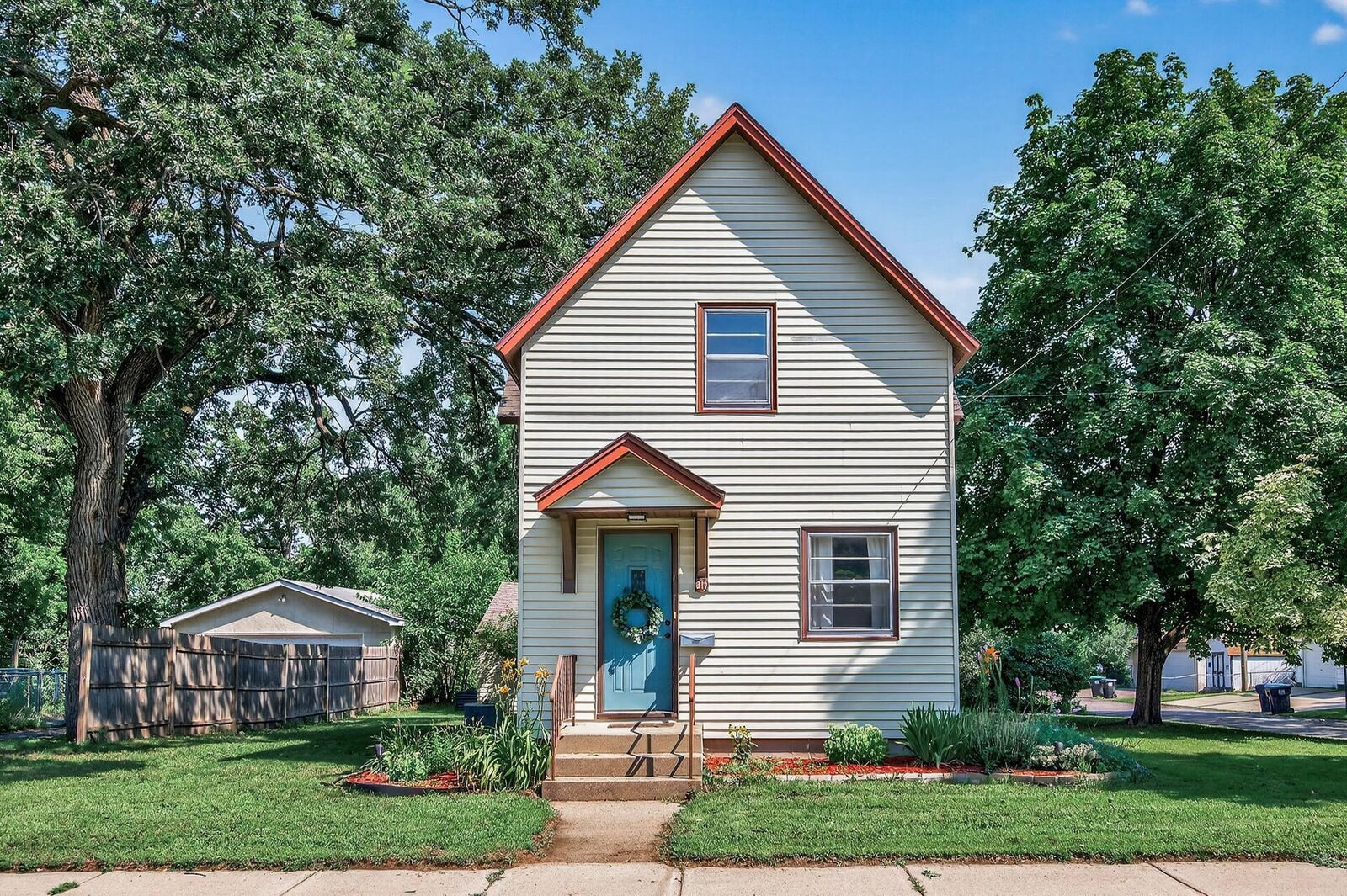 Property Photo:  319 Polk Street  MN 55303 