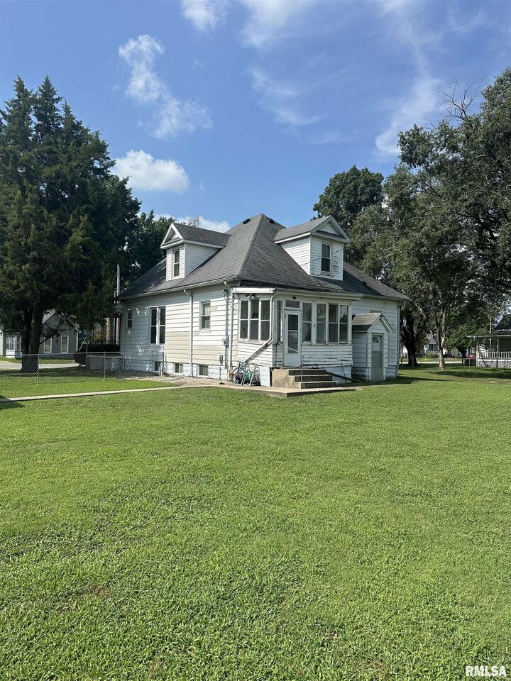 Property Photo:  307 W Kaskaskia Street  IL 62274 