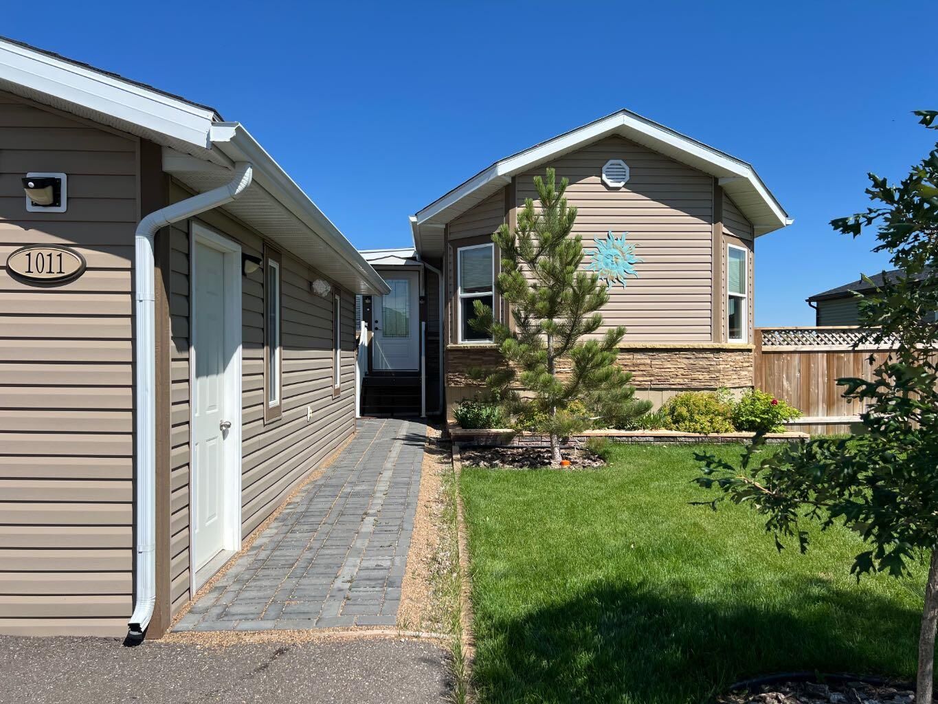 Property Photo:  1011 Summer Street  AB T1M 0C6 