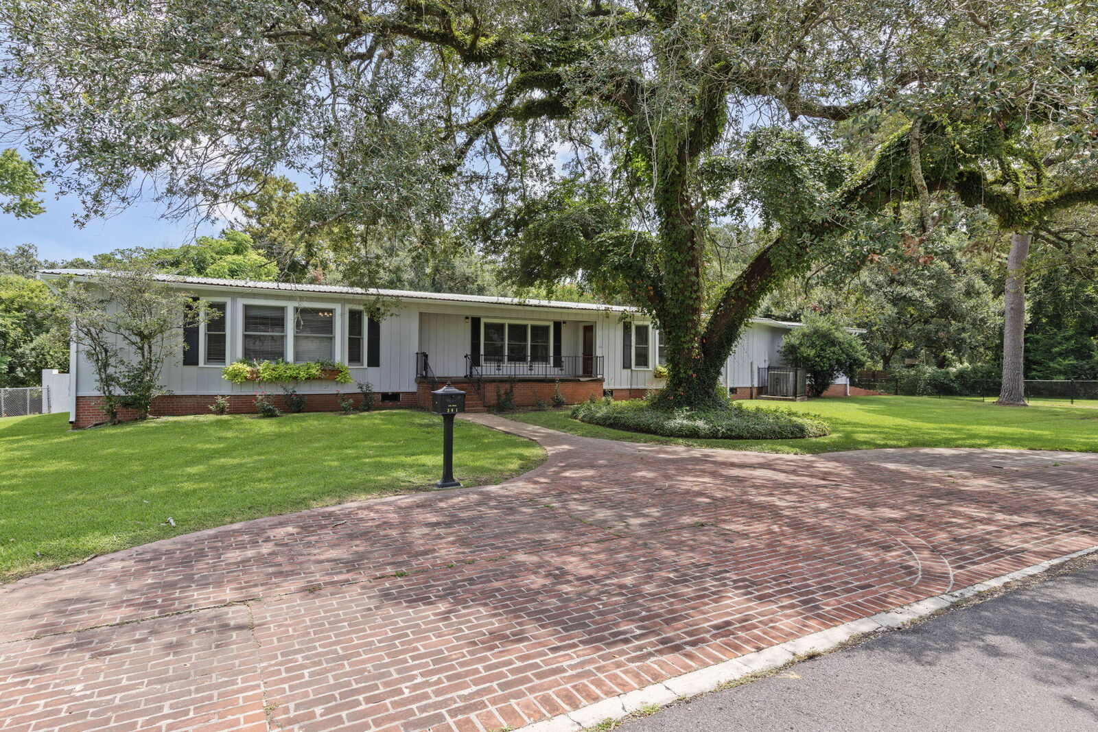 Property Photo: 201 Edgewood Dr LA 70503