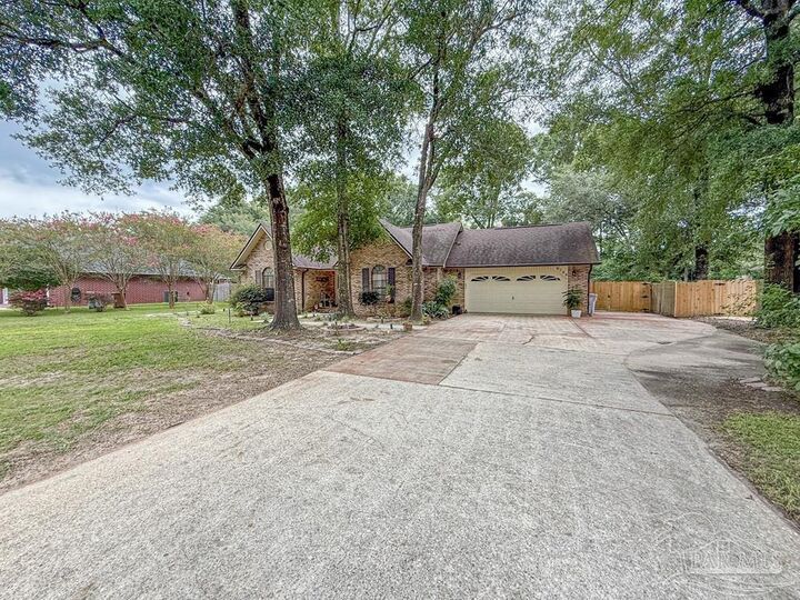 Property Photo: 6108 Arnies Way FL 32570