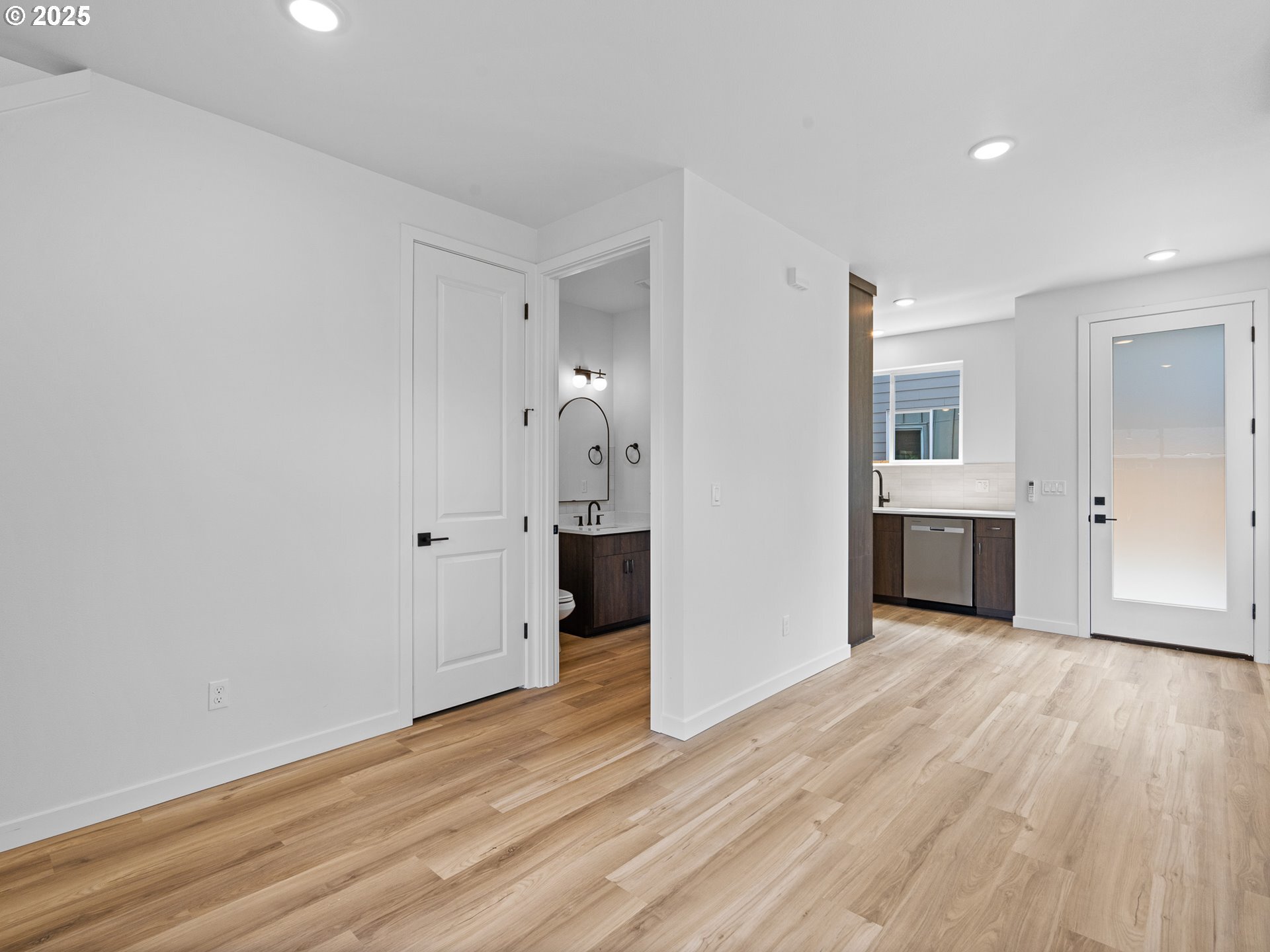 Property Photo: 6908 SE 77th Ave B OR 97206