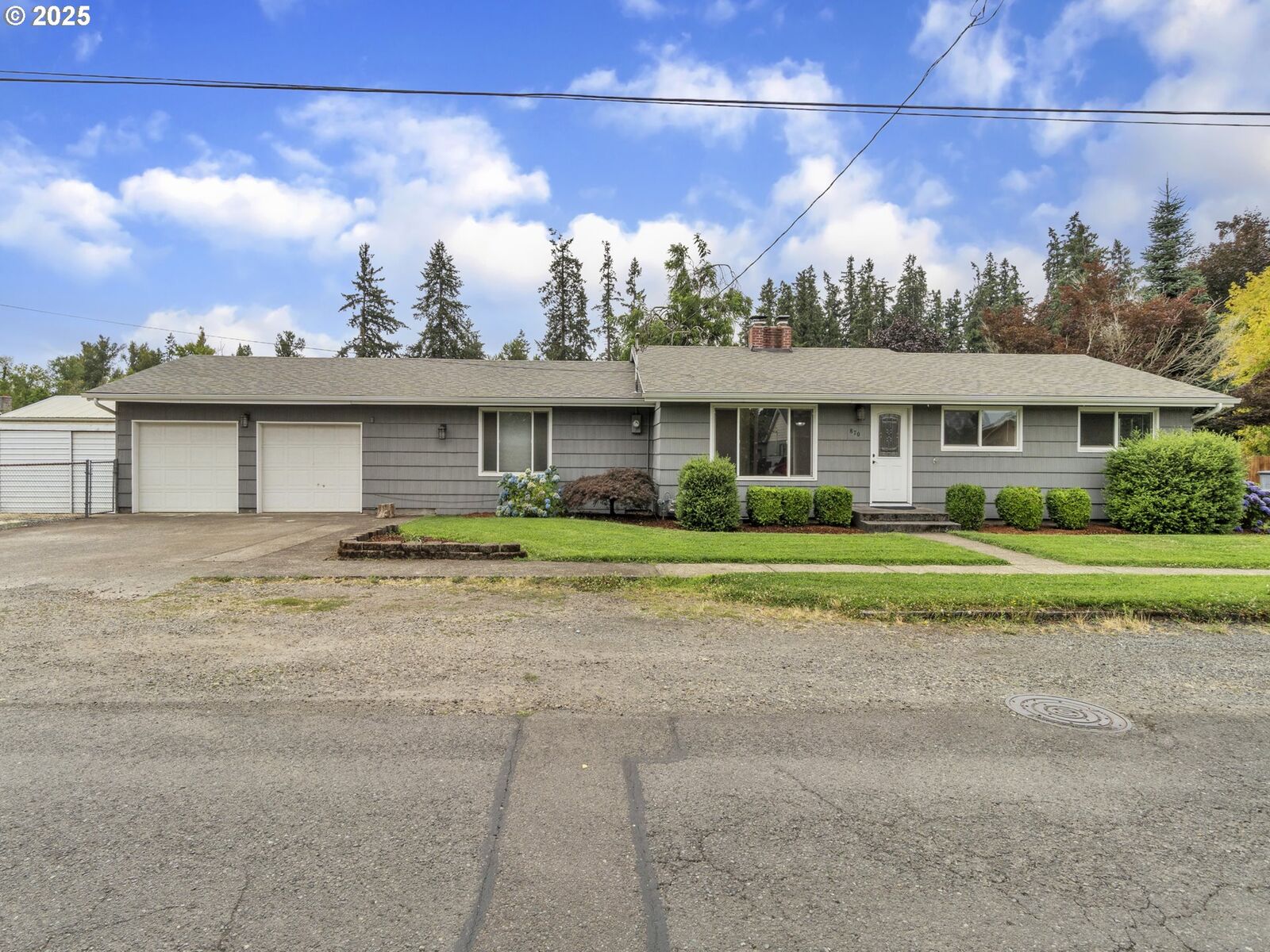 Property Photo:  870 E Virginia St  OR 97383 