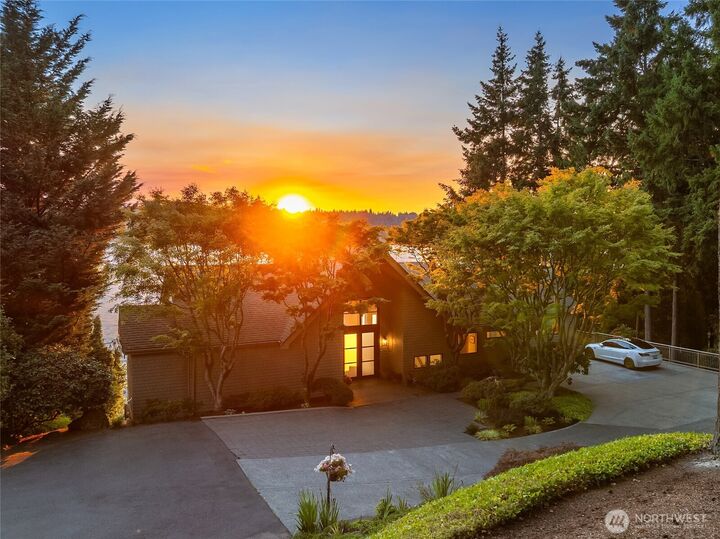 Property Photo: 5141 Crystal Springs Drive NE WA 98110