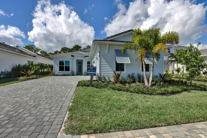 Property Photo: 219 SE Calmo Circle FL 34984