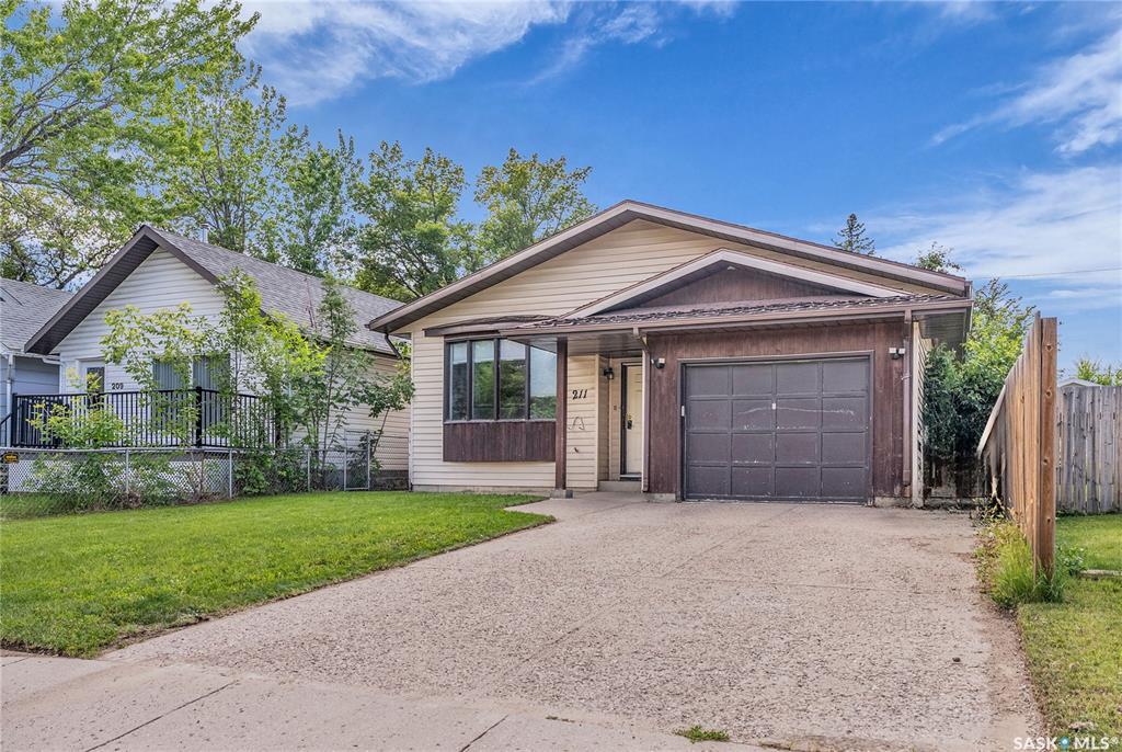 Property Photo: 211 L Avenue N SK S7L 2P3