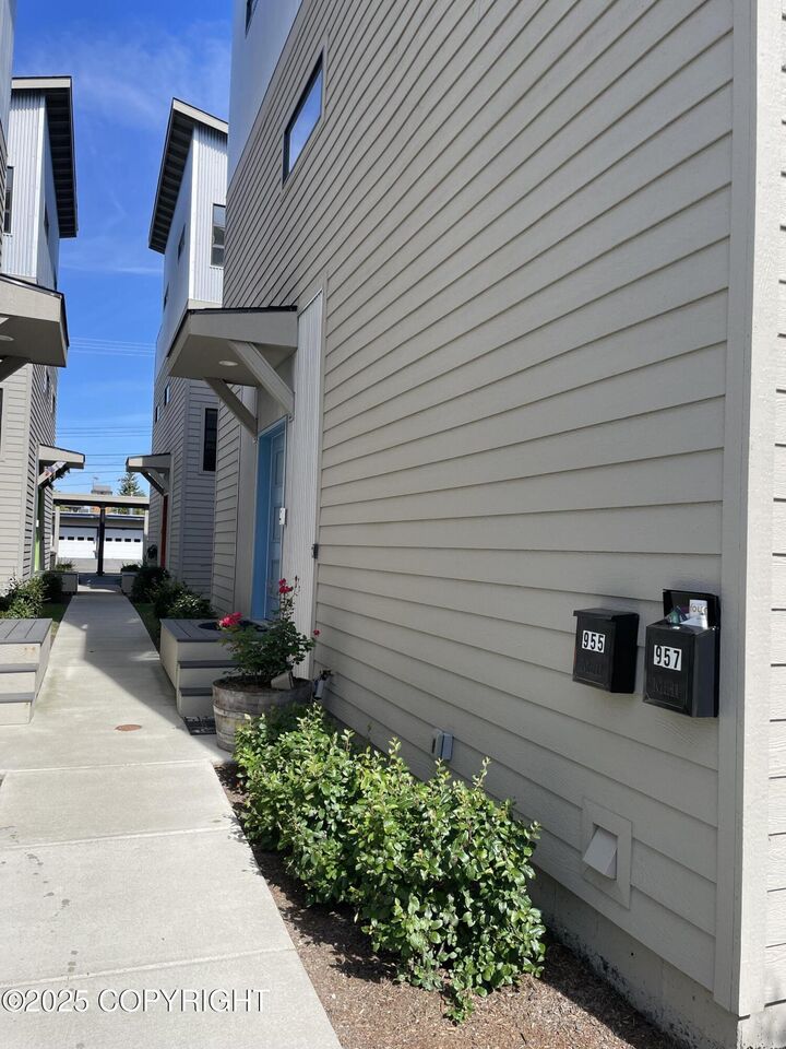 Property Photo:  957 W 12th Avenue #1  AK 99501 