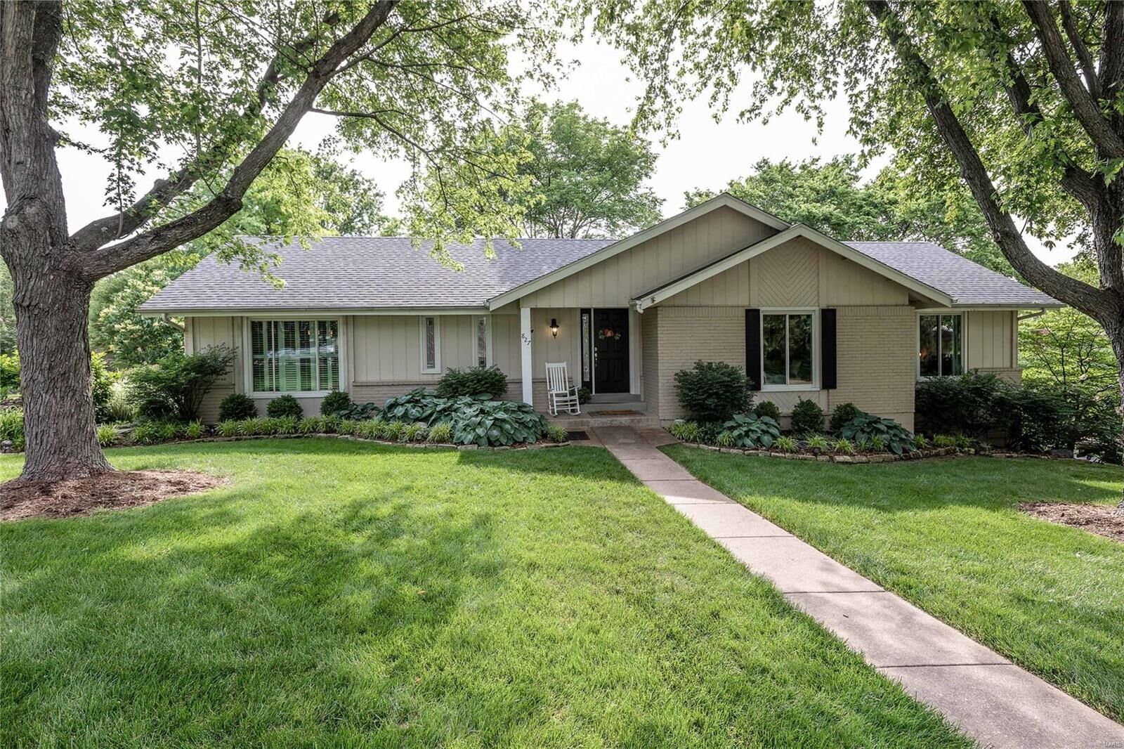 Property Photo: 827 Brookcreek Lane MO 63122