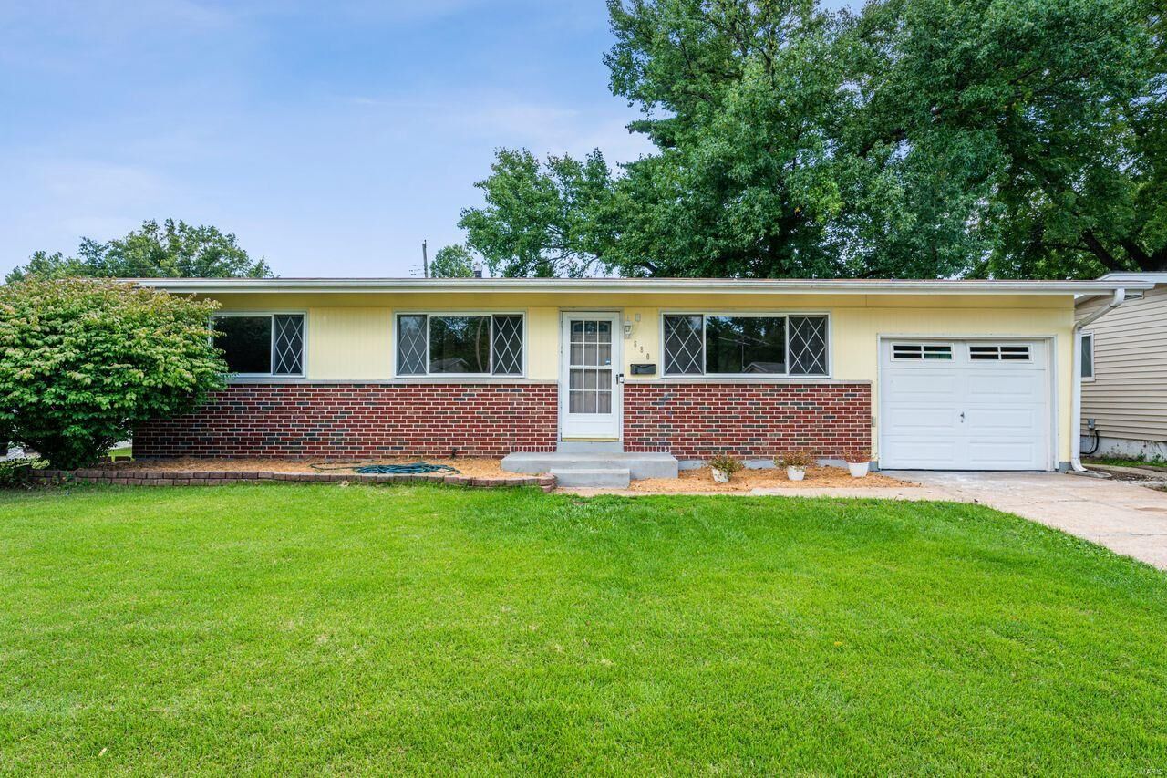 Property Photo: 880 Bellarmine Lane MO 63031