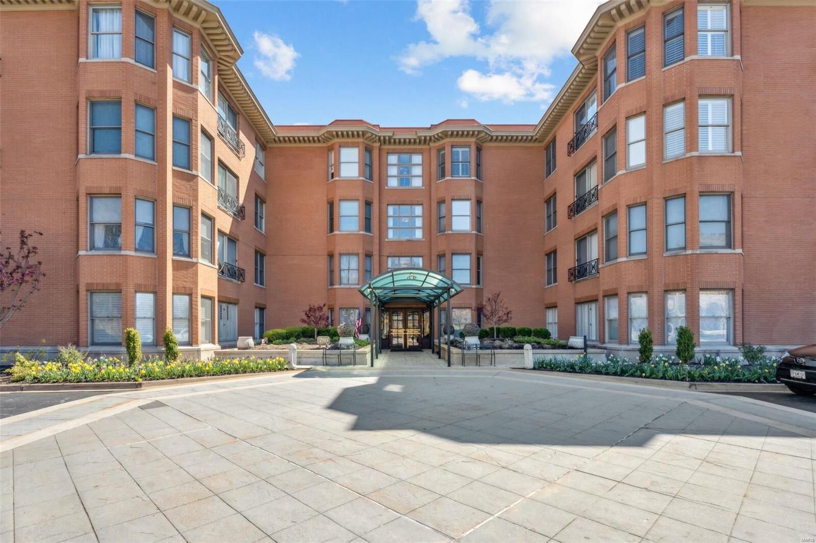 Property Photo:  750 S Hanley Road 24  MO 63105 