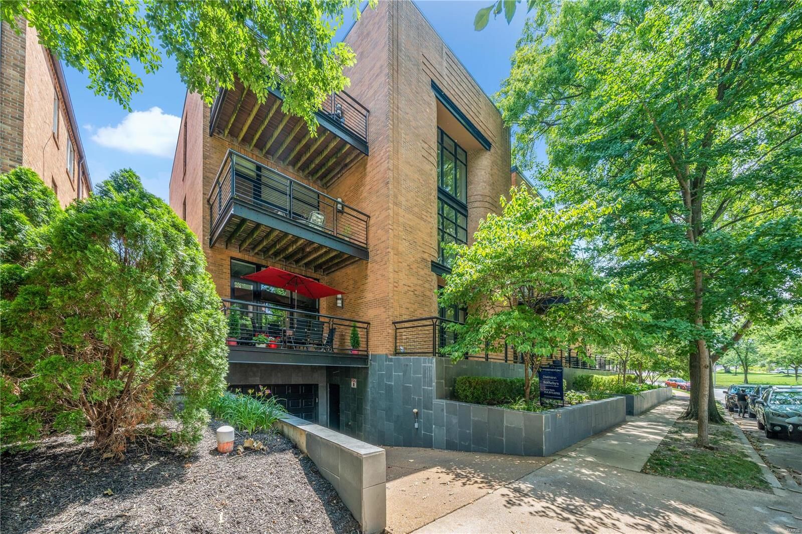 Property Photo: 7542 Cromwell Avenue 2C MO 63105