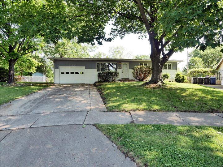1375 Parakeet Lane  Florissant MO 63031 photo