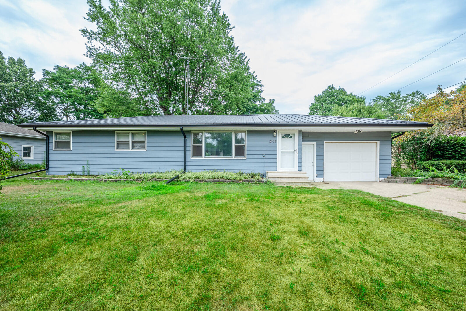 Property Photo: 2705 Oakwood Lane MI 49085