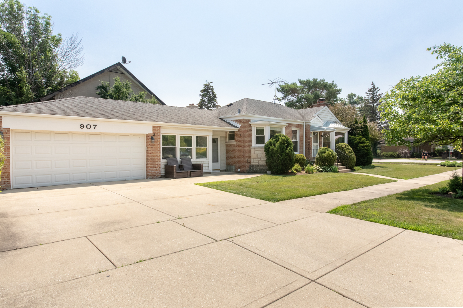 Property Photo:  907 Wilkinson Parkway  IL 60068 