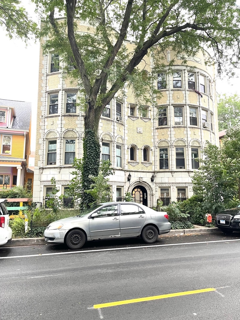 Property Photo: 1527 W Pratt Boulevard 2E IL 60626