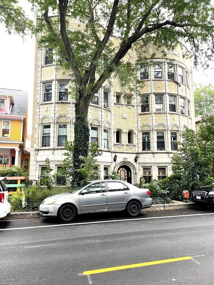 Property Photo: 1527 W Pratt Boulevard 2E IL 60626