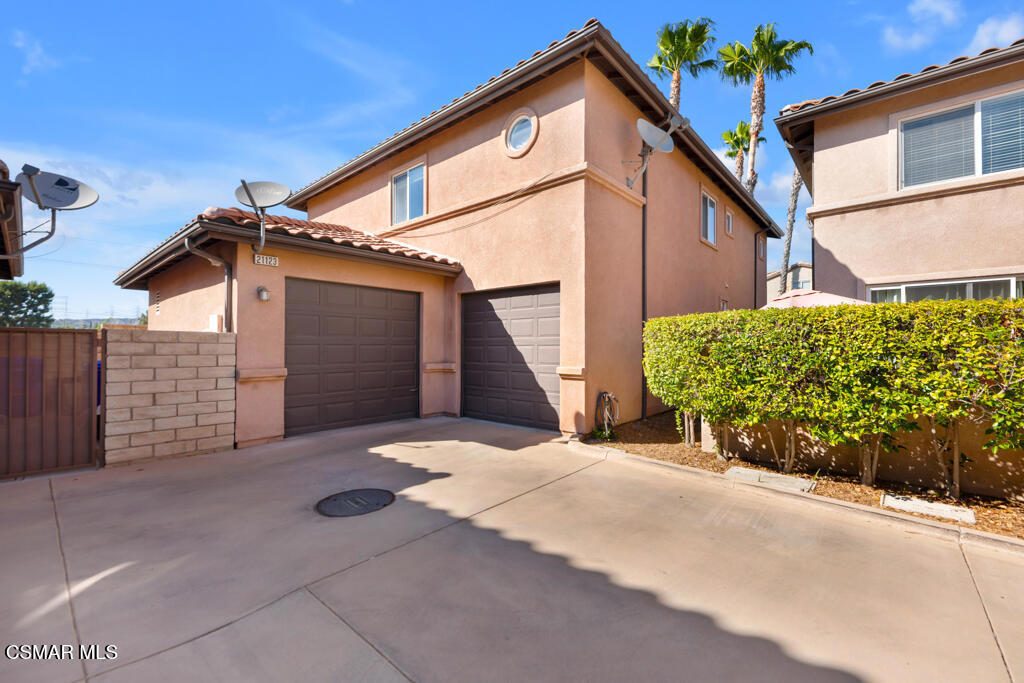 Property Photo:  21123 Avenida De Sonrisa  CA 91350 
