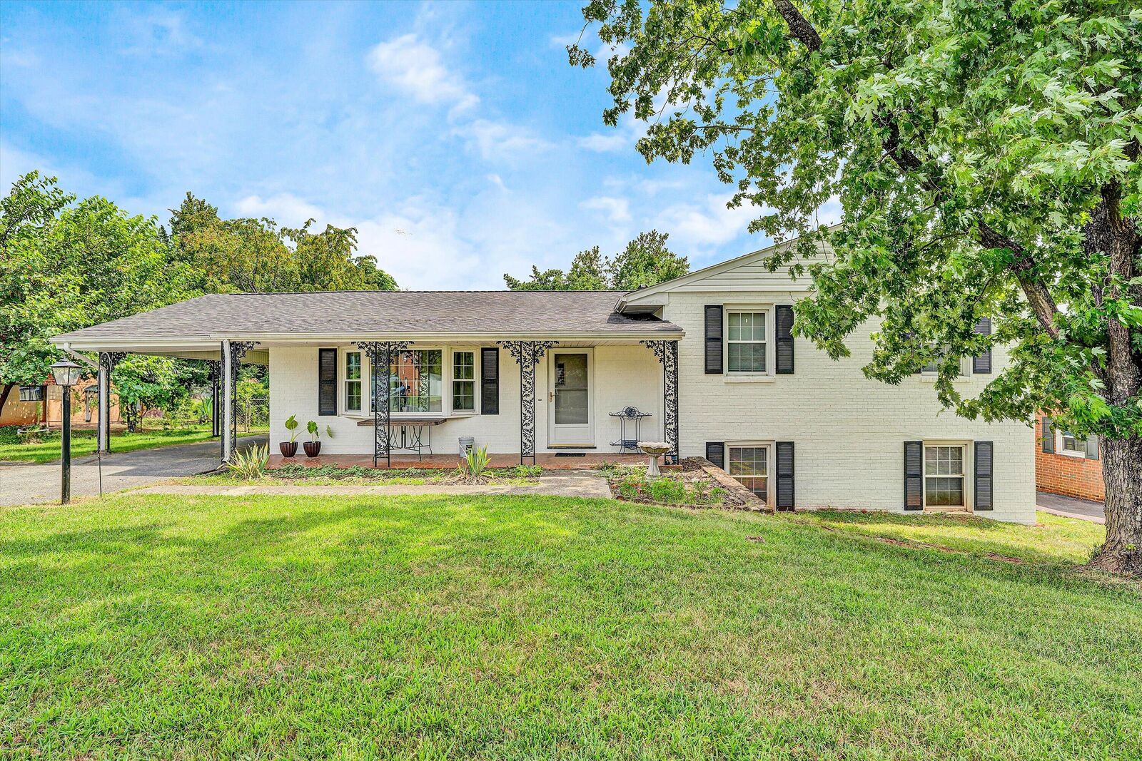 Property Photo: 917 Colbourne Ave VA 24179
