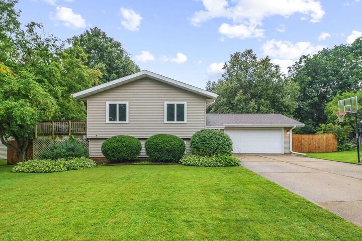 Property Photo:  615 Hyland Drive  WI 53589 
