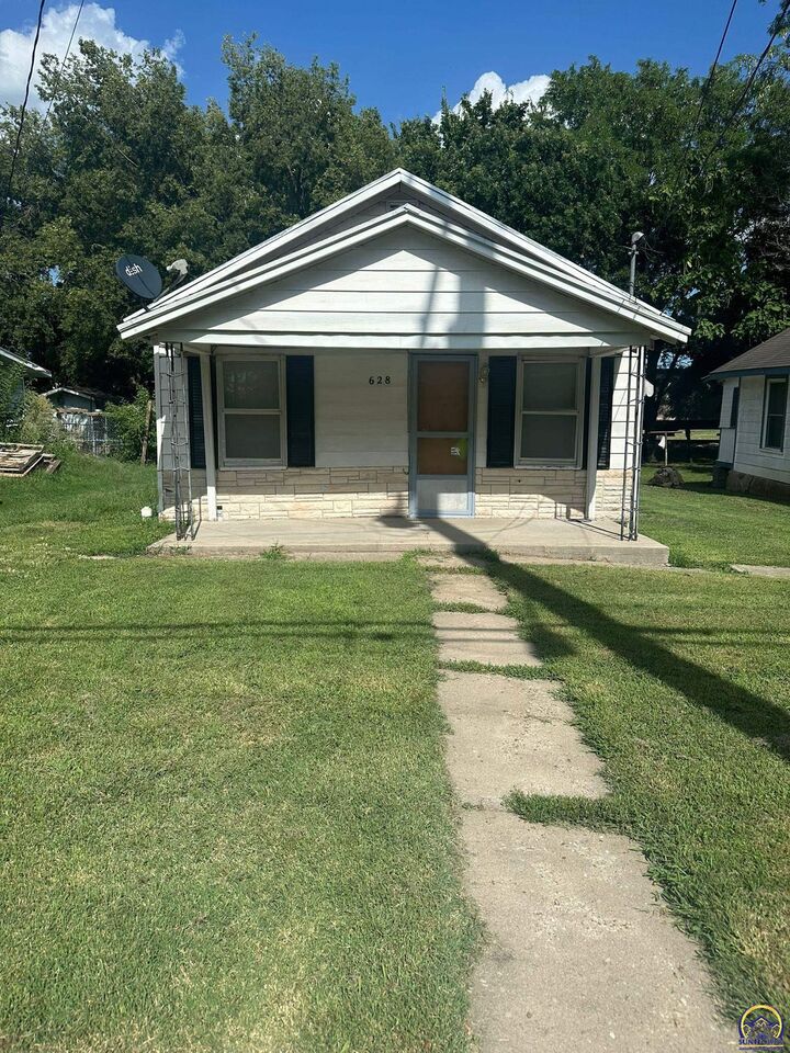 Property Photo: 628 East St KS 66801