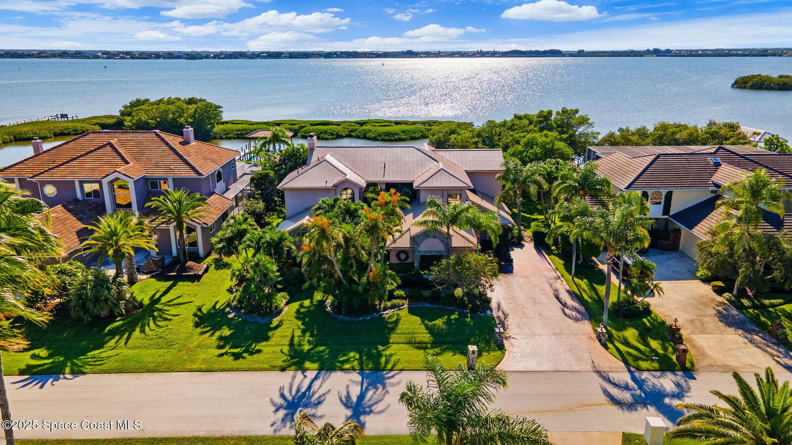 Property Photo:  484 Lanternback Island Drive  FL 32937 
