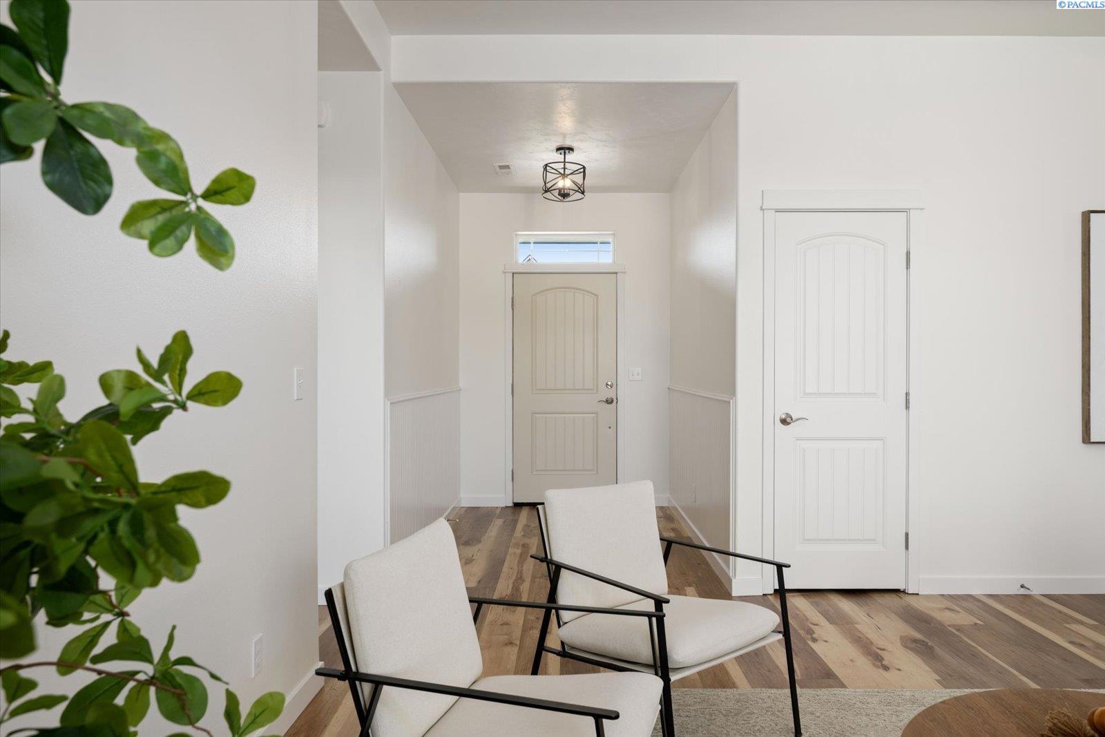 Property Photo: 882 Pikes Peak Dr WA 99353