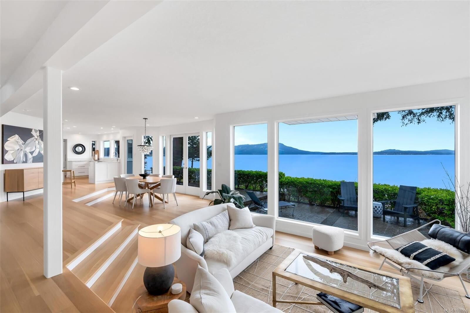 Photo de la propriété:  2401 Mill Bay Rd  BC V8H 1B9 