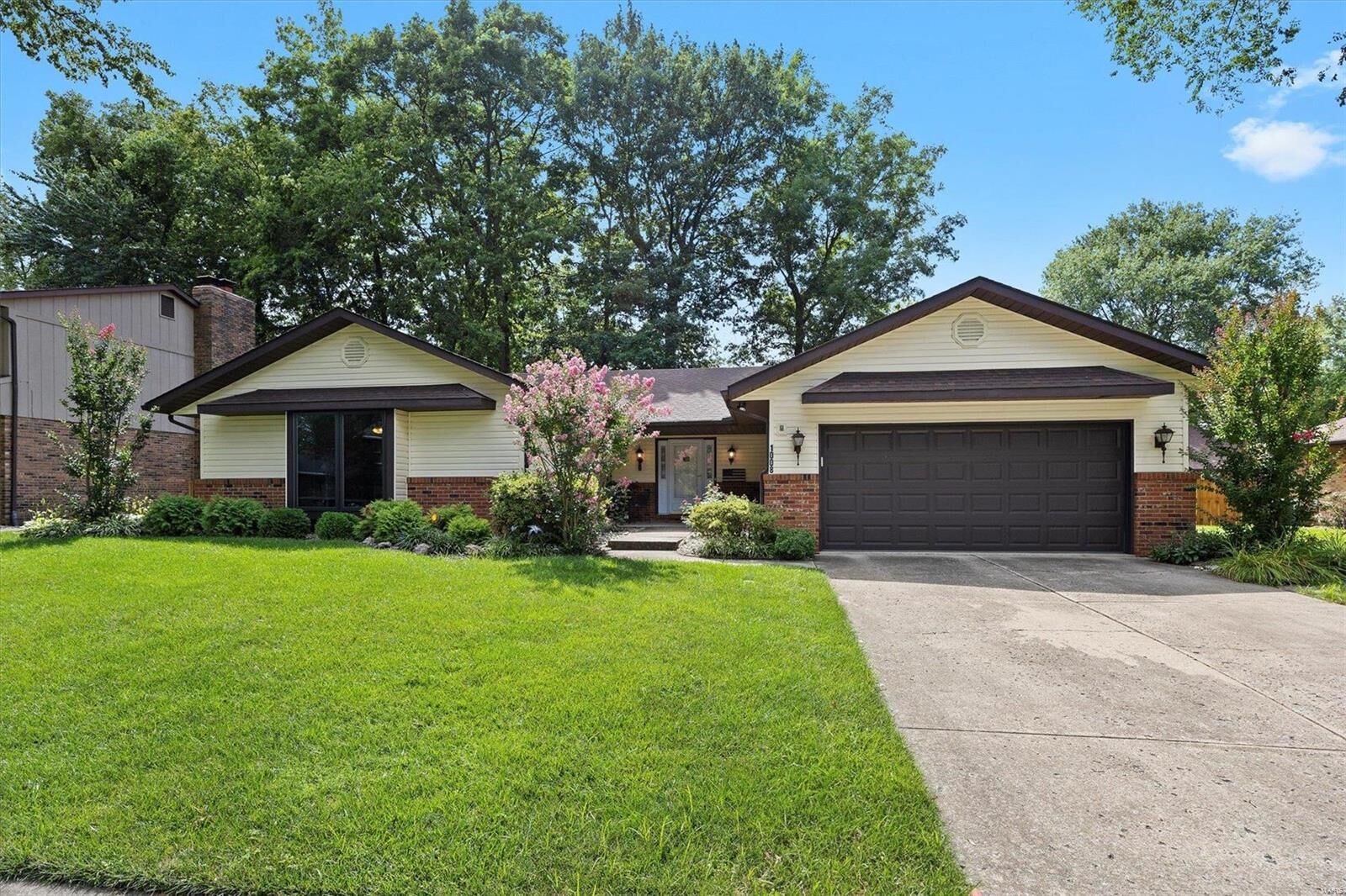 Property Photo:  1008 Oak Tree Court  IL 62269 